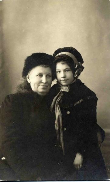 Портрет бабушки с внучкой, 1910-е. Выставка «Бабушки, дедушки и внуки» с этой фотографией.&nbsp;