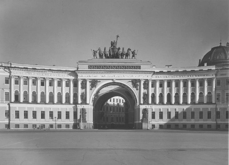 Вид на арку Главного штаба со стороны Дворцовой площади, 1946 - 1949, г. Ленинград. На арке - триумфальная колесница.