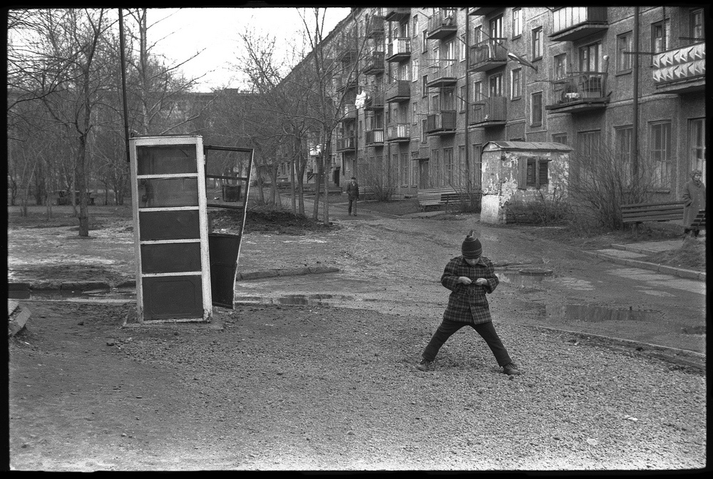 Двор с телефонной будкой, 30 апреля 1987, г. Новокузнецк. Выставка «Кидай монетку» с этой фотографией.