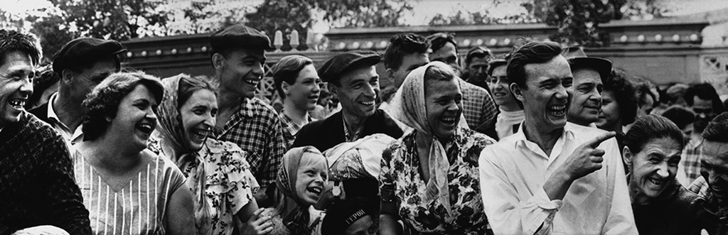 «Бывали дни веселые...», 1950-е, г. Москва. Выставка «Симфония смеха» с этой фотографией.