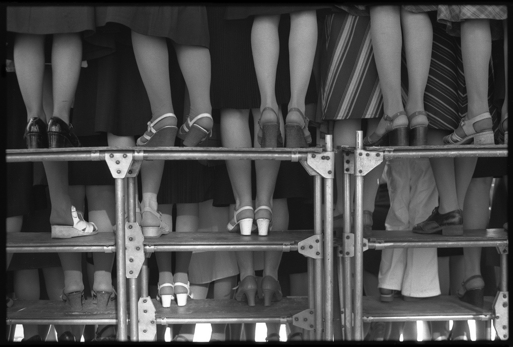 Женский хор на городском празднике песни, 7 июня 1979, г. Новокузнецк. Выставка «...только вряд найдете вы в России целой три пары стройных женских ног» с этой фотографией.