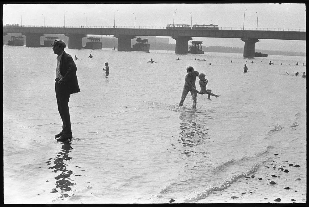 «Однажды в полдень на городском пляже "Топольники"», 8 августа 1982, г. Новокузнецк. Выставка «Некурортный отдых» с этой фотографией.