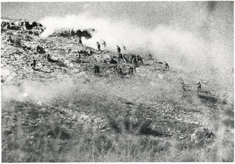 Штурм Сапун-горы, апрель - май 1944, Крымская АССР, г. Севастополь. Кадр из документального фильма «Битва за Севастополь» (режиссер Василий Беляев, 1944 год).