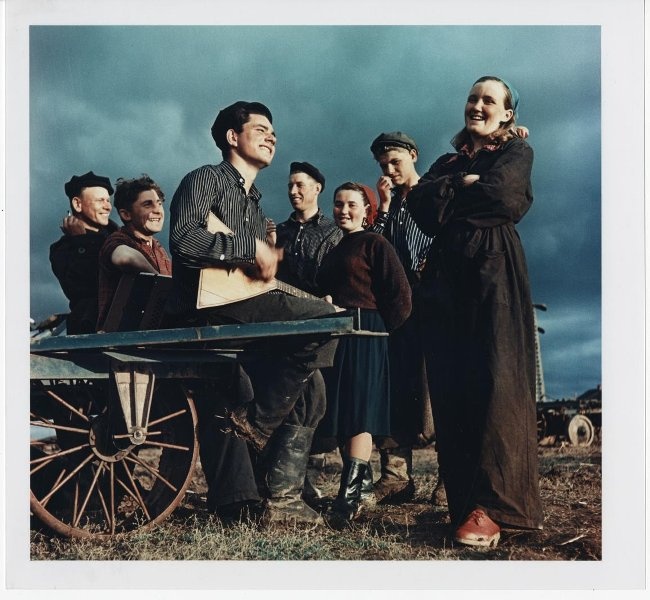 «И у нас весело!..» Частушки, июль - октябрь 1954, Сталинградская обл., совхоз «Крепь». Из серии «Сельскохозяйственные работы на юге России».Видео «Байка о балалайке» с этой фотографией.&nbsp;