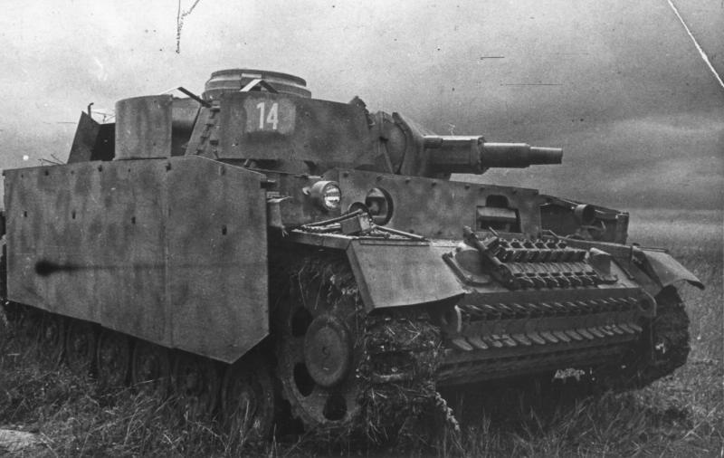 «Фашистский танк, захваченный разведчиками», июль 1943
