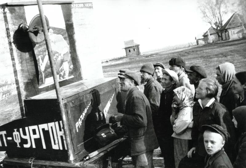 Из серии «Первое радио», 1932 год. Видео «Говорит Москва» с этой фотографией.