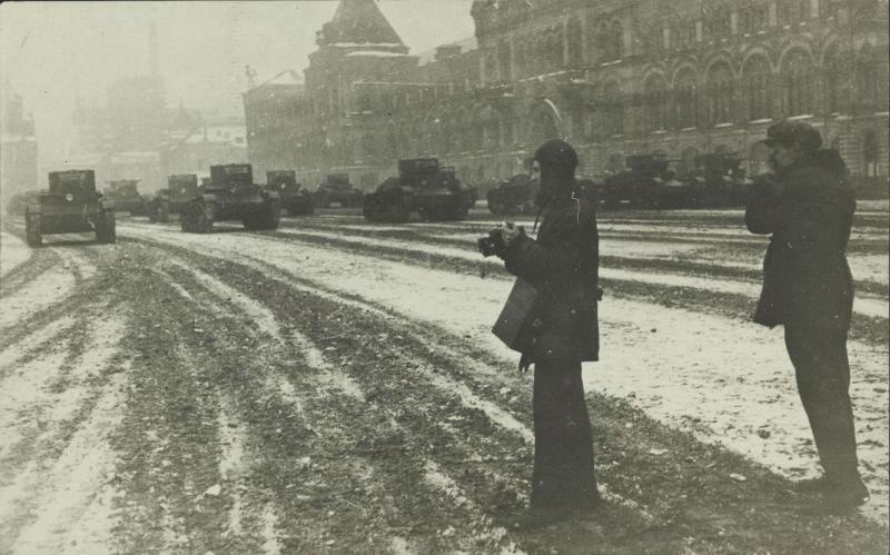 Танки на Красной площади. На переднем плане – фотограф Сергей Коршунов, 1934 год, г. Москва