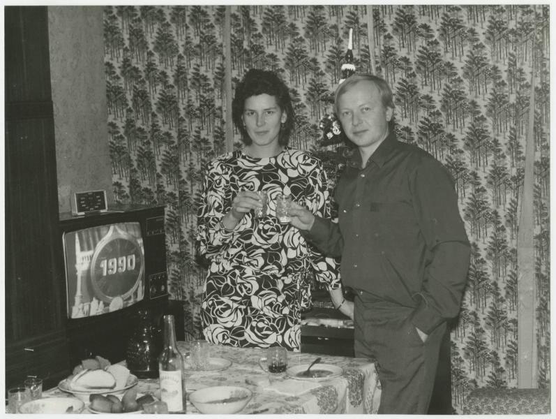 Новый год, 31 декабря 1989 - 1 января 1990. Выставки&nbsp;«Пять минут истории: Советский Новогодний Союз»,&nbsp;«Магия телевидения»&nbsp;и «In vino / pivo / vodka veritas...» с этой фотографией. 