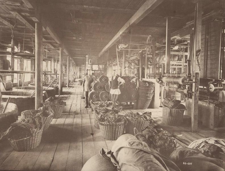 Цех с рулонами ткани и корзинами с тканью, 1900-е