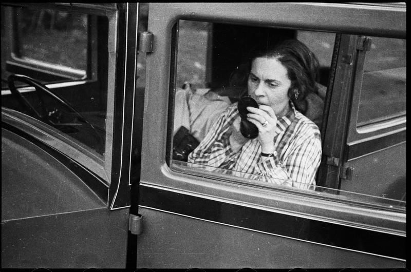 Лиля Брик с зеркалом, 1929 год. Из серии «Поездка в Ленинград на автомобиле "Рено" Маяковского».Выставка «Макияж 1920-х» с этой фотографией.&nbsp;
