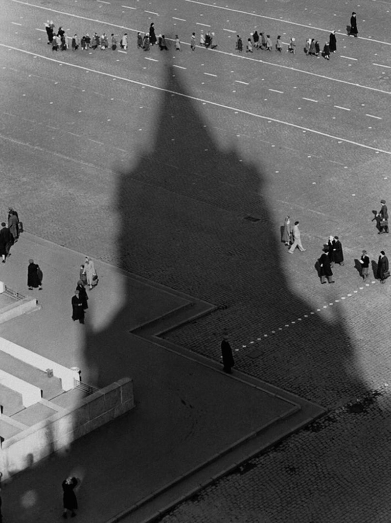 Красная площадь, 1953 год, г. Москва. Выставки&nbsp;«Свет и тени» и «Будни 1953 года» с этой фотографией.