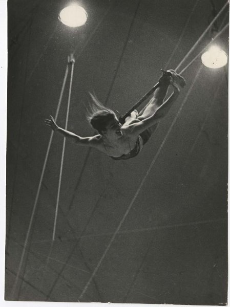 Воздушная гимнастка Людмила Канагина, 1960-е. Выставка «Цирк!» с этой фотографией.