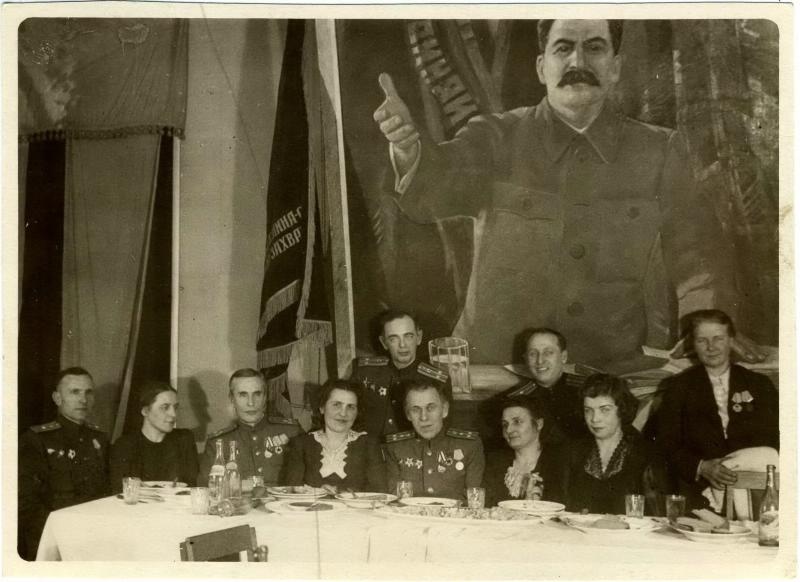 Застолье на фоне портрета И.Сталина, 1945 - 1949
