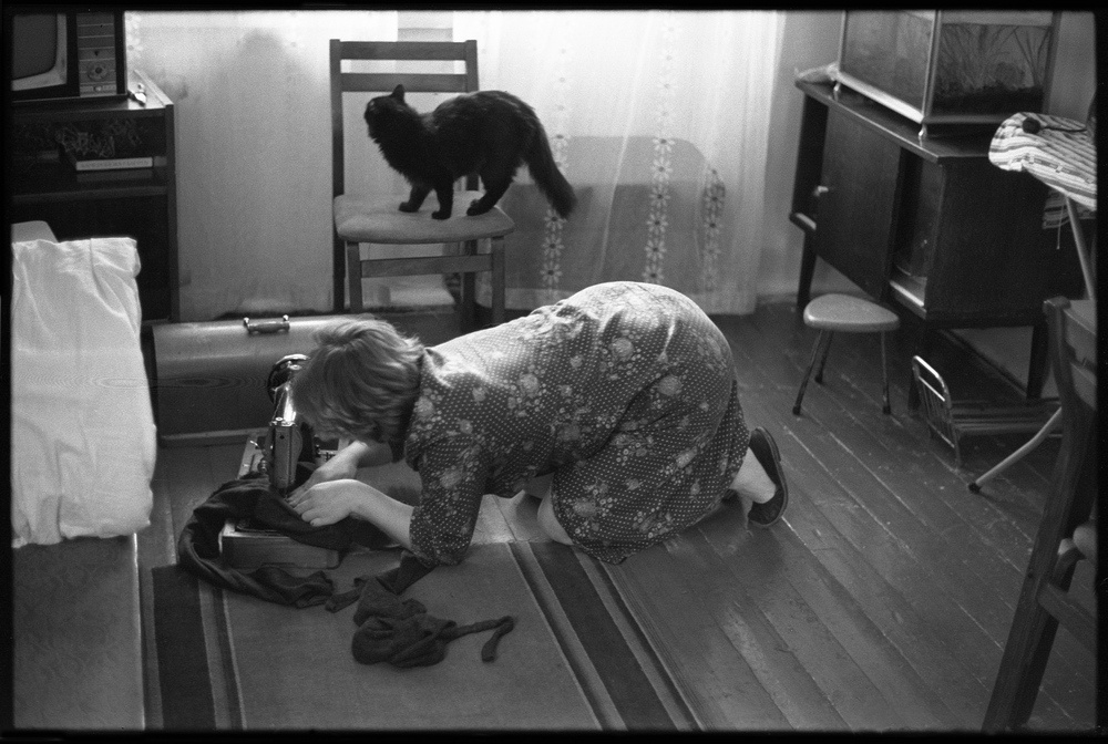 Зашивание колготок, 19 ноября 1983, г. Новокузнецк. Выставки&nbsp;«Советское новоселье»&nbsp;и «Без кота и жизнь не та» с этой фотографией.