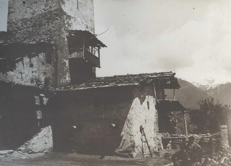 Двор, 1928 год, Грузинская ССР, с. Местиа. Выставка «საქართველო ლამაზო» с этой фотографией.&nbsp;