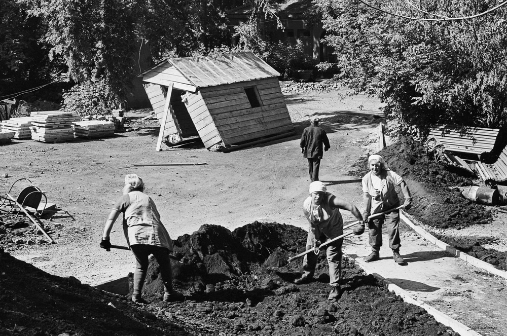 Благоустройство детского парка, 1981 год, г. Новокузнецк. Выставка «Новокузнецк Владимира Воробьева» с этой фотографией.