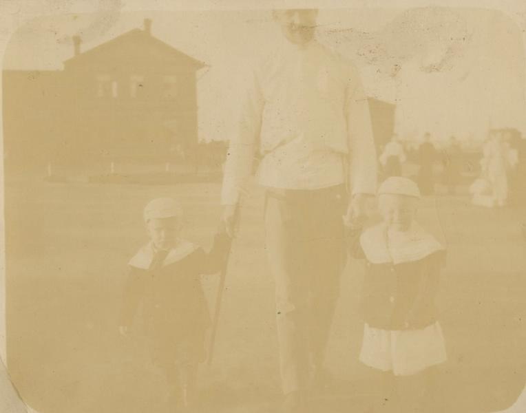Мужчина с детьми, 1900-е