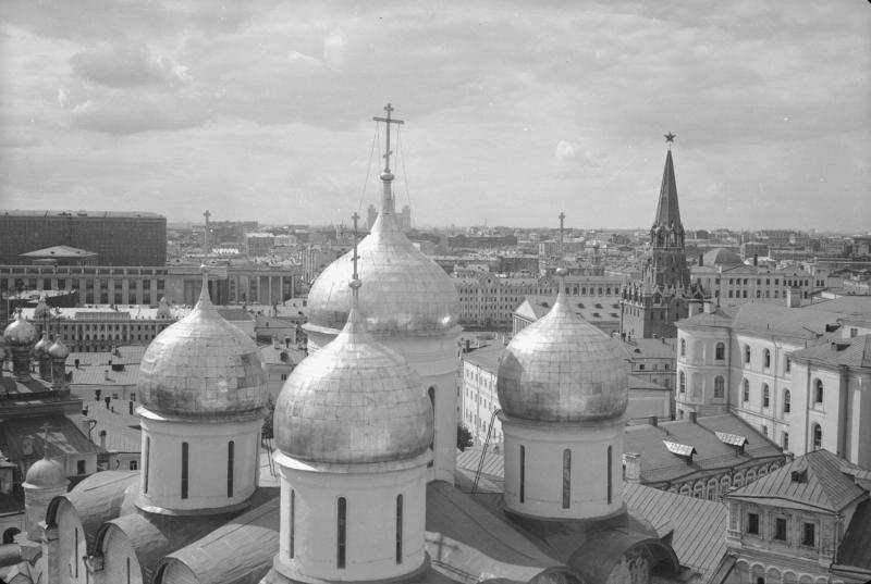 Панорама Москвы сквозь купола Успенского собора Кремля, 1954 - 1957, г. Москва. 