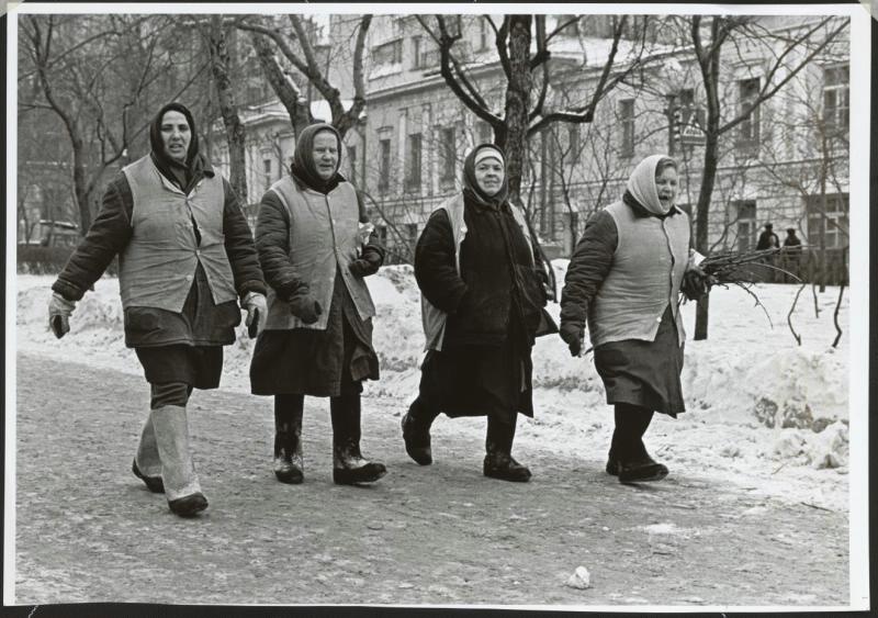 Дворники, 1970 год. Выставка «10 фотографий: дворники» с этим снимком.
