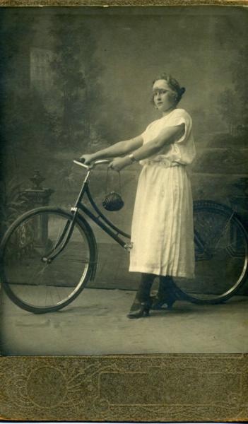 Женщина с велосипедом, 1910-е