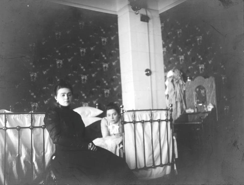 Портрет двух молодых женщин в интерьере, 1890 - 1909