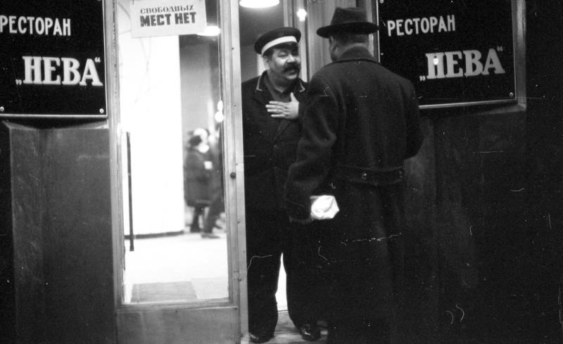 Швейцар у входа в ресторан «Нева», 1960-е, г. Ленинград. Выставка «Из истории общепита» с этой фотографией.
