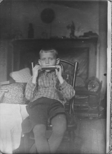 Портрет мальчика, 1920-е. Выставка «В комнатах» с этой фотографией.