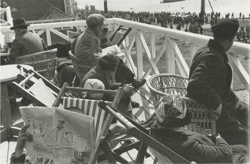 Отдых на веранде в Парке культуры, 1932 год, г. Москва. Выставка «10 лучших фотографий Парка Горького» с этим снимком.&nbsp;