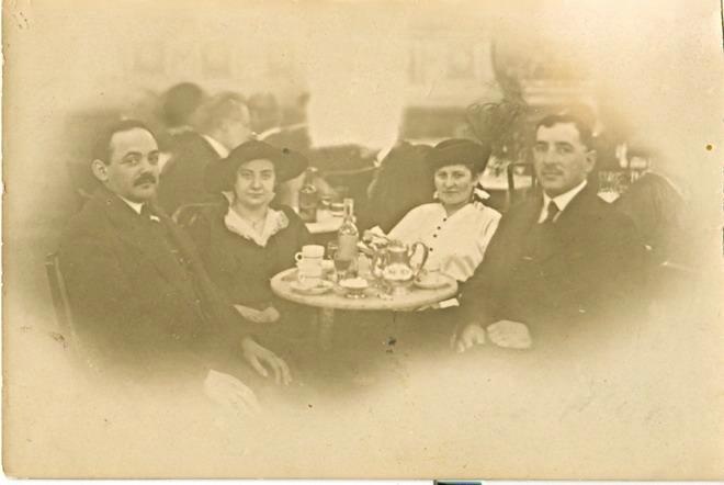 В кафе, 1910-е