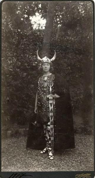 Актриса в театральном костюме в парке, 1917 год, Таврическая губ., г. Ялта