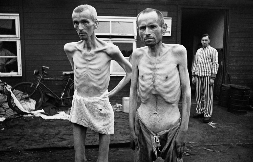 Освобожденные советскими и польскими войсками узники концлагеря Заксенхаузен, 30 апреля 1945 - 31 мая 1945, Германия. Находился рядом с городом Ораниенбургом.Выставка «Холокост» с этой фотографией.&nbsp;