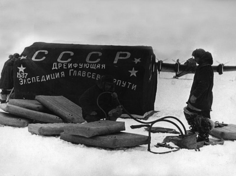 Эрнст Кренкель и Евгений Федоров накачивают воздухом специальные резиновые подушки для пола жилой палатки, 1937 год