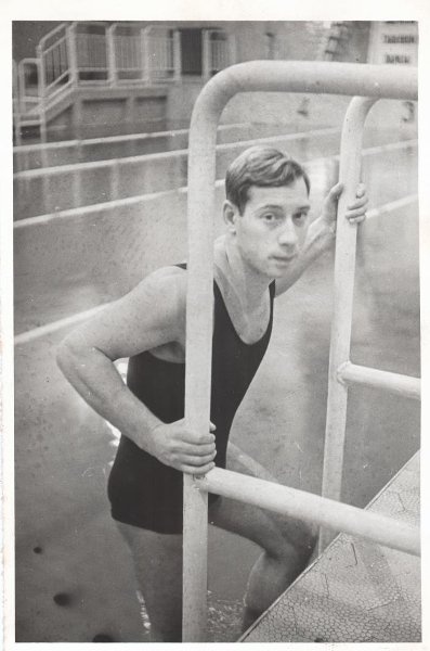 Чемпион по плаванию В. Кузнецов, 1938 - 1940. Выставка «Как рыбы в воде» с этой фотографией.&nbsp;
