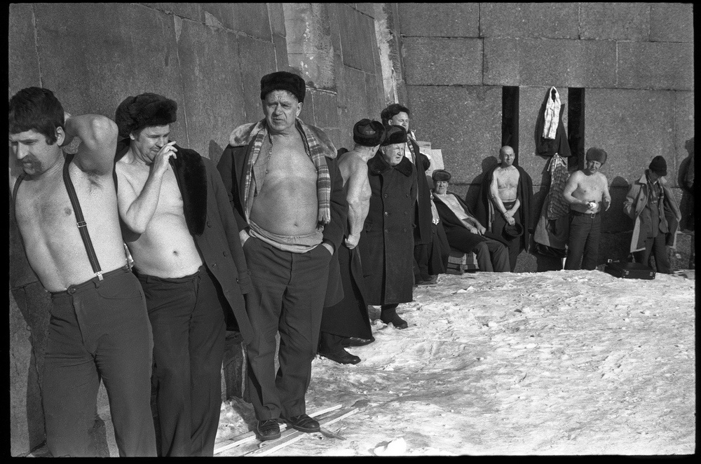 Стена, где встречаются моржи, 28 февраля 1982, г. Ленинград, Петропавловская крепость. Выставка «Если хочешь быть здоров» с этой фотографией.