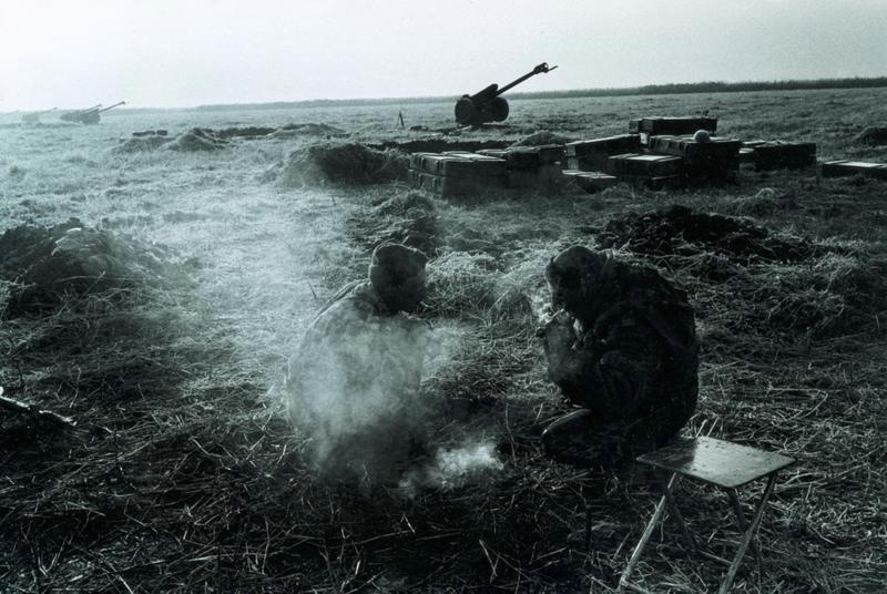 «До победы еще далеко», ноябрь 1999, Чеченская Республика, г. Гудермес. 7 августа 1999 года началась Вторая чеченская война. Активная фаза боевых действий продолжалась с 1999 года по 2000 год.