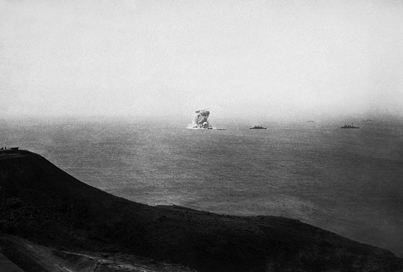 Взрыв мины под броненосцем «Петропавловск» в 9 часов 38 минут, 31 марта 1904, Порт-Артур. Выставка «Русско-японская война» с этой фотографией.