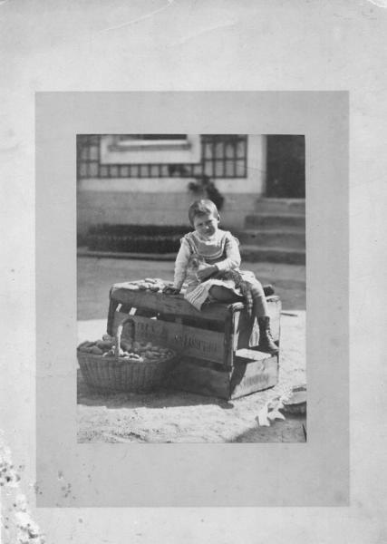 Девочка на ящике, 1900-е