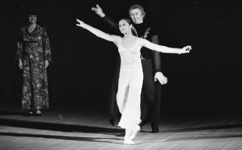 Надежда Павлова и Вячеслав Гордеев на сцене, 1977 год. На втором плане слева - телеведущая Татьяна Судец.