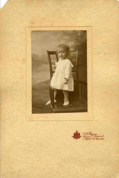 Портрет девочки на кресле, 1922 год, г. Петроград