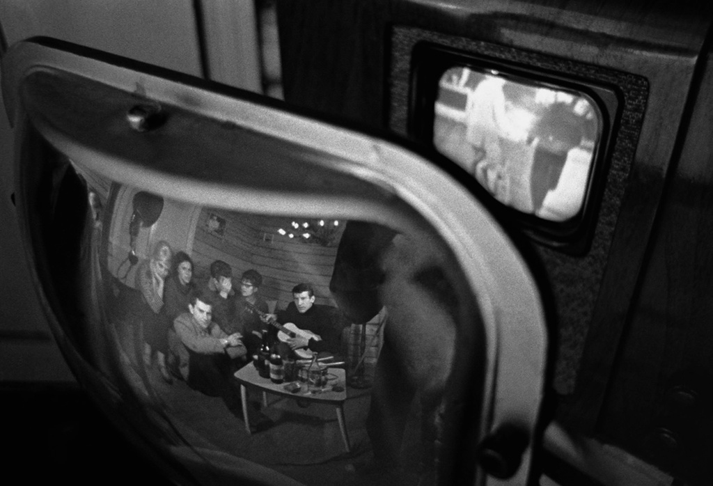 Телевизор «КВН», 1962 год. Выставки&nbsp;«Магия телевидения»&nbsp;и «"Скованные одной цепью". У телевизора» с этой фотографией.