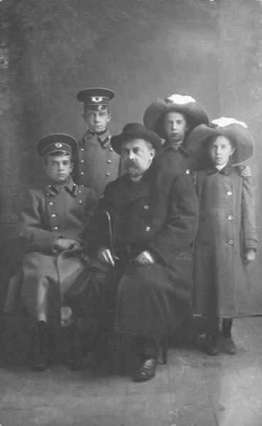 Семейный портрет, 1910 - 1915, г. Санкт-Петербург. Выставка «Отцы и дети» с этой фотографией.
