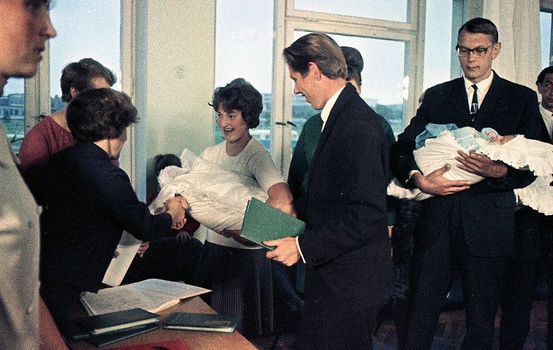 Регистрация новорожденных в городском совете (мэрии), 1968 год, Литовская ССР, г. Электренай. Выставка «Ой, мамочки!» с этой фотографией.