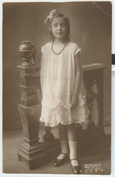 Портрет девочки в белом платье, 1933 год