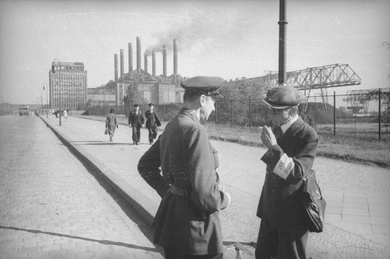 Военный и штатский, стоящие на дороге и беседующие, 1945 год, Германия, г. Берлин