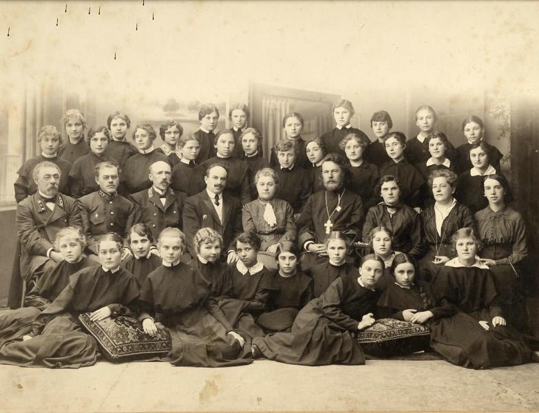 Групповой портрет учащихся гимназии, 1890-е, Саратовская губ., г. Царицын. Город Царицын - ныне Волгоград.
