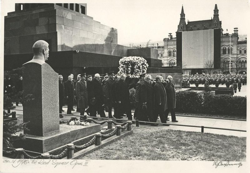 «The Red Square. Opus III», 30 апреля 1976, г. Москва. Перевод с английского: «Красная площадь. Опус 3». Другое название:&nbsp;«"Прощай, товарищ!" Похороны маршала Советского Союза Андрея Антоновича Гречко на Красной площади».