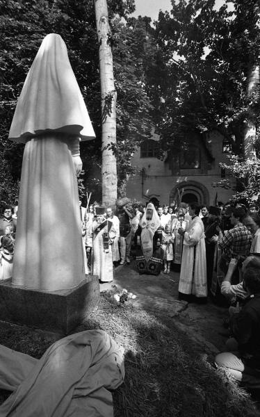 Патриарх Алексий II на церемонии открытия памятника великой княгине Елизавете Федоровне, 24 августа 1990, г. Москва