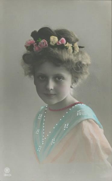 Девочка с розами в волосах, 1910-е
