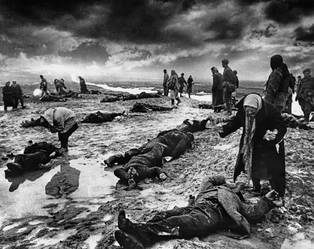 Горе, январь 1942, Крымская АССР, г. Керчь. Из серии «Так это было...».Выставка «Человек на войне», видео «Дмитрий Бальтерманц» с этим снимком.
