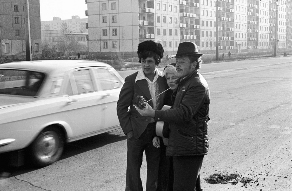 «Цыгане и блондинка в поисках такси», 1980 год, г. Новокузнецк. Выставка «Новокузнецк Владимира Воробьева» с этой фотографией.